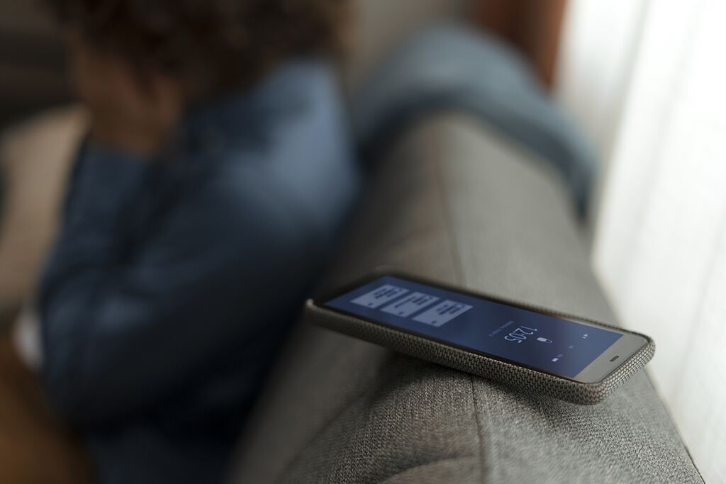 Handy auf einem Sofa